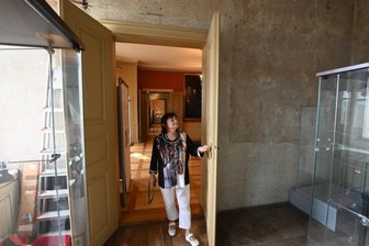 Wo im Schloss Wolkenburg mehr Platz für Exponate werden soll - Auf Schloss Wolkenburg soll es demnächst einige Veränderungen geben. Mitarbeiterin Andrea Heinig zeigt einen der Räume, die für Ausstellungen umgebaut werden sollen.