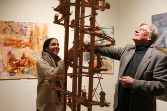 Wo im Vogtland die längste Murmelbahn steht - Melanie Zeh und Museumsdirektor Rainer Koch testen eine der Murmeltürme.