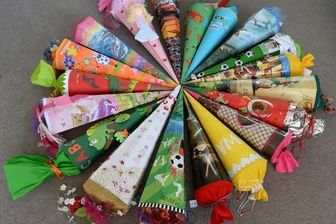 Wo im Vogtland wird mein Kind eingeschult? Grundschulbezirke sind jetzt im Geoportal einsehbar - Zuckertüten sind die Klassiker zur Schuleinführung.