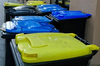 Wo im Vogtlandkreis künftig gelbe Tonnen eingeführt werden und was sich damit noch ändert - Zur Entsorgung von Leichtverpackungen mit dem grünen Punkt werden ab 2025 in fünf weiteren Kommunen des Vogtlandkreises gelbe Tonnen eingeführt: In Klingenthal, Schöneck und Elsterberg sowie Mühlental und Pöhl.