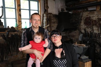 Wo in „dr Schupp“ geschmiedet wird: Erzgebirger baut Bergschmiede nach - Familienbild in „dr Schupp“: Marcel Weißer mit Frau Babett und Töchterchen Freya in seiner nachgebauten Bergschmiede.