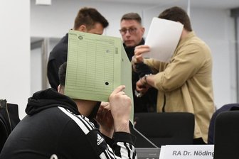 Wo in Dresden nächtigten die Juwelendiebe in der Vorbereitungsnacht zum Millionencoup? - Justizbeamte bringen einen Angeklagten in den Gerichtssaal, während der Prozess um einen Juwelenraub im Grünen Gewölbe des Dresdner Residenzschlosses fortgesetzt wird. Sechs Männer stehen wegen des spektakulären Einbruchs in das Staatliche Museum vor Gericht, bei dem Juwelen aus dem 18. Jahrhundert geraubt wurden.