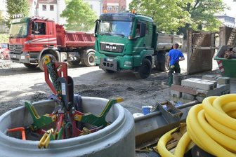 Wo in Mittelsachsen gebaut wird - Die Wallstraße in Freiberg (B 101) wird gerade im zweiten Bauabschnitt ausgebaut. Noch bis 12. November soll der Mischwasserkanal erneuert und die Decke saniert werden.