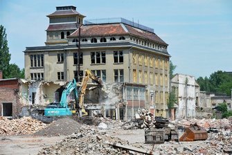 Wo in Mittelsachsen noch Platz für neue Betriebe ist - Freiberg schafft Platz für Gewerbeansiedlung, zum Beispiel durch den derzeit laufenden Abriss des ehemaligen Porzellanwerks an der Himmelfahrtsgasse. 