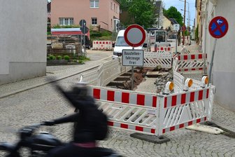 Wo in Mittelsachsen zurzeit gebaut wird - Seit Mitte März ist in Hainichen die Gerichtsstraße abschnittsweise gesperrt, weil dort Gasleitungen erneuert werden. Die Arbeiten auf der Durchgangsstraße sollen nun spätestens am 17. Juni beendet sein. 