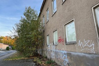 Wo in Oelsnitz „Hui und Pfui“ eng nebeneinander liegen - Verwildert in Sichtweite des Oelsnitzer Julius-Mosen-Gymnasiums: Die Straßenfront am hinteren Teil der Lutherstraße. Die Stadt will die Hauseigentümer anschreiben und sie zu Ordnung und Sauberkeit auffordern.