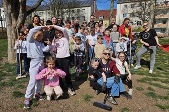 Wo in Plauen zum ukrainischen Nationalfeiertag gefeiert wird - „Jule“-Unterstützer brachten den Spielplatz an der Paul-Schneider-Straße auf Vordermann.