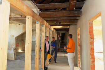 Wo in Werdau aus ehemaligen Gefängniszellen schmucke Büros werden - Amtsleiterin Sylvina Schwarzenberger (Mitte) mit dem Dezernent für Finanzen und Service, Mathias Hartung (links) sowie Hendrik Felber als Vertreter des Ingenieurbüros bei einem Rundgang über die Baustelle.
