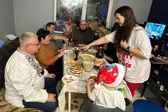 „Wo ist da Krieg?“ - Wie ein Vogtländer trügerischen Weihnachtsfrieden in Kiew erlebt - René Schelmat (vorn links) beim Weihnachtsessen bei der Familie von Anastasia und Darinka (rechts) in Kiew. Was mit Festtagslaune begann, endete am 27. Dezember mit einem Drohnenangriff.