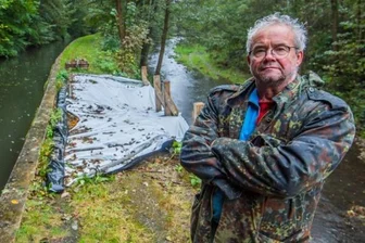 Wo ist die Grenze des Wasserkraftwerks? - Seit der politischen Wende betreibt Alois Köppl eine Wasserkraftanlage am Schwarzwasser. Nie hatte es Probleme mit den Behörden gegeben. Erst als im Frühjahr die Stützmauer hinter ihm saniert werden musste, begann der Ärger. 