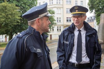 Wo ist in Plauen der Bürgerpolizist, wenn man ihn braucht? - Bürgerpolizist Thomas Schmidt (li., mit Daniel Kurzbach) ist in Haselbrunn anzutreffen.