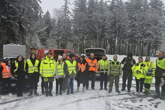 Wo ist Stephanie M.? Neben Freiwilligen sucht Polizei mit Großaufgebot Vermisste im Erzgebirge - Unterstützt wird die Suche nach der 38-jährigen Stephanie M. vom Verein „Vermisstensuche Sachsen Thüringen“. Dieser zählt nach den jüngsten Ereignissen fast 30 Mitglieder – darunter auch einige Erzgebirger.
