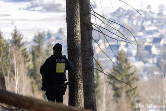 Wo ist Stephanie M.? Polizei setzt bei der Suche nach vermisster Erzgebirgerin erneut einen Suchhund ein - Am Dienstag, drei Wochen nach ihrem Verschwinden, ist erneut nach Stephanie M. gesucht worden. Dabei kam auch ein Personenspürhund zum Einsatz. Das Foto entstand bei der Suche in der vergangenen Woche in Thum.