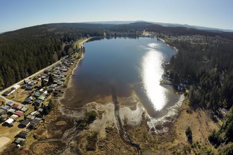Wo ist Stephanie M.? Was macht den Vermisstenfall im Erzgebirge so kompliziert? - Das Schicksal von Stephanie M. berührt viele. Auch bei der mehrstündigen Suche am Mittwoch wurde am Stauweiher viel diskutiert.