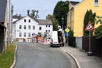 Wo ist wann auf der Alten Lengenfelder Straße in Rotschau gesperrt - Aktuell laufen Arbeiten an der Kreuzung Mylauer Straße/Reichenbacher Straße.