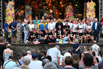 Wo Jens Weißflog den Fußballgott trifft: Das Parkfest Hainichen ist auch bei Hitze gefragt - Die Sportlerehrung auf der Freilichtbühne war am Freitagabend der Auftakt zum Parkfest in Hainichen.