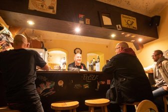 Wo jetzt die 2G-Regel im Landkreis gilt - Ein Kneipenbesuch fast wie vor der Pandemie. Tresenchef Frank Horn schenkt in der "Volxwirtschaft" des Plauener Projektes Schuldenberg ohne Maske aus. Das erlaubt das Optionsmodell 2G, das nur Geimpften und Genesenen den Zutritt in das Lokal gewährt. 