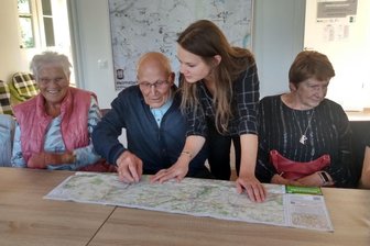 Wo Jung und Alt zusammenkommen: Generationenbahnhof Erlau hat etwas zu feiern - Frederike Bremer (M.), Koordinatorin im Generationenbahnhof Erlau, und Vereinsmitglieder im September 2022.