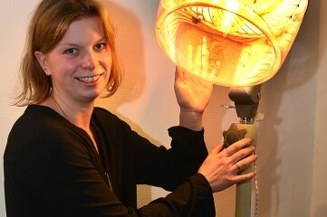 Wo junge Kunst erstrahlen kann - Franziska Hüllmann hat diese Leuchte aus einer Trockenhaube gebaut. 