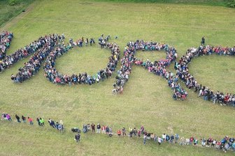 Wo junge Leute als Macher Farbe ins Rochlitzer Stadtleben bringen - Mit einem Flashmob im September 2019 bildeten rund 1500 Schülerinnen und Schüler den Schriftzug "MORO" - getreu dem Motto der Initiative Motley Rochlitz (Kunterbuntes Rochlitz).