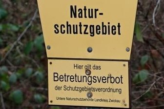 Wo Kahlschlag der Natur hilft - Schilder informieren über das oft ignorierte Betretungsverbot.