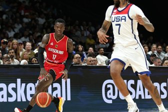 Wo kann ich den Basketball-Knaller Deutschland gegen USA live im Free-TV sehen? - Viel wird davon abhängen, ob der deutsche NBA-Star Dennis Schröder - hier links im Bild beim Nationen-Turnier gegen US-Crack Brandon Ingram − heute gegen die USA zur Höchstform aufläuft.