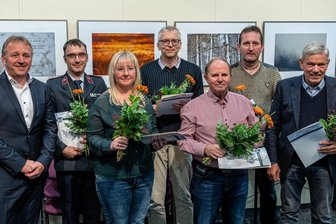 Wo kann man sich in Lunzenau für andere einsetzen? Diese Menschen machen es vor - Bürgermeister Ronny Hofmann würdigte das Engagement von Volker Uhlemann (Freiwillige Feuerwehr Lunzenau), Maxi Baldauf (SV Fortschritt Lunzenau), Fred-Hagen Dargatz (Musikverein Lunzenau), Christian Fritzsche (Schützenverein Göritzhain), Rigo Misch (Angelverein Lunzenau) und Albrecht Kästner (Kirchgemeinde Lunzenau) (v. l.).