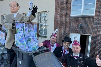 Wo Kanzler Scholz das Geld in die Mülltonne wirft: 15.000 Menschen beim Straßenfasching in Meerane - Der Kanzler wirft auf dem MCV-Wagen das Geld in die Mülltonne.
