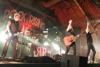 Wo kein Klassiker ungesungen blieb - Rock Rising spielt vor kleiner Kulisse im Vogtland - Die Rockstars sind in Deutschland bislang noch Neulinge und mussten ihr Wernesgrüner Publikum manchmal aus der Reserve locken.