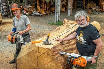 Wo Kettensägen fröhlich klingen: Wald- und Holzfest in Blockhausen - Kettensägenschnitzer Rocky Frey (l.) und Sauensäger Andreas Martin bereiten schon intensiv das Wald- und Holzfest vor, das am 3. und 4. September im Walderlebniszentrum Blockhausen bei Dorfchemnitz stattfinden wird. "Beide Tage werden vom lieblichen Klang der Kettensägen eingerahmt", freut sich Martin. "13 Schnitzer geben ihr Bestes und fast alle Stücke können gekauft werden." Auf unserem Foto ist schon eine weitere Attraktion zu sehen, nämlich das zwei Meter lange Motorsägenschwert, mit dem ein Eichenstamm zu Tischplatten aufgetrennt wird. Bei all dem bleibt es nicht. Am Samstag ist Country- und Westernmusik zu hören, dazu gibt es Line-Dance. Am Sonntag sind dann die Heidelbachtal-Musikanten aus Drebach zu Gast. Außerdem zeigt die Jagd- und Parforcehorngruppe aus Taucha ihr Können. Ebenfalls beim Holz- und Waldfest dabei ist die Vogelauffangstation Langenau. Sie begeistert mit einer Greifvögelvorführung. Zu ihren Gunsten werden hölzerne Eulen versteigert.wjo 