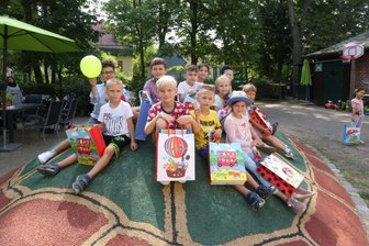 Wo Kinder aus verschiedenen Ländern Schulanfang feiern - Die Kinder feierten am Donnerstag im SOS-Kinderdorf Schulanfang. Ganz vorn in der Mitte ist Fiete, Olexandra ist die Vierte von rechts. 