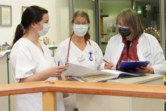 Wo Kinder in der Klinik willkommen sind - In der Mittweidaer Kinderklinik ist man offen für die Aufnahme von weiteren Patientinnen und Patienten. Im Bild: Oberärztin Dr. med. Heide Wetzig (Mitte) betrachtet mit Assistenzärztin Dr. med. Katrin Bosler (l.) und Familientherapeutin Ulrike Alberti die Befunde eines kleinen Patienten zur Abklärung des Behandlungsbedarfes durch die Kinder- und Jugendlichen-Psychosomatik.