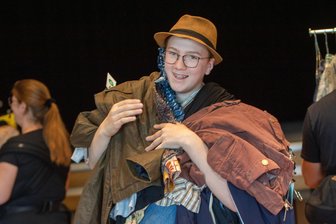 Wo Klamotten kiloweise verkauft werden - Was junge Menschen am ersten Plauener Vintage-Flohmarkt so begeistert - Das sollte für eine Weile reichen. Der 14-jährige Leon Röder hat sich in der Plauener Festhalle mit markanten Klamotten eingedeckt.