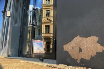 Wo kommen diese Schäden am Zwickauer Gewandhaus her? - Neben der Eingangstür zum Theater ist auf beiden Seiten die Farbe abgefallen. Putz-, Material- oder Planungsfehler? 