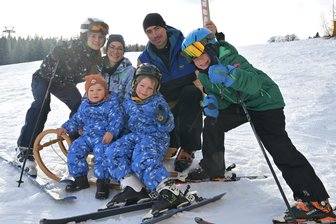 Wo Kugelstoß-Ass David Storl im Erzgebirge mit seiner Familie auf Skiern unterwegs ist - David Storl und Ehefrau Marie mit den Kids Nahla, Hanno, Karlo und Jaro (v.li.).