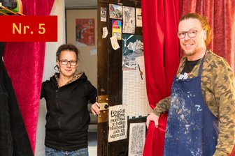 Wo Kullerwickel auf Sagenbogen trifft - Die Tür zu einer kreativen Oase mitten in der Altstadt: Dort, wo alte Gewölbe den Geist der Jahrhunderte verströmen, entsteht Kunst der Gegenwart – in der Ateliergemeinschaft von Tina Röder und Alexander Müller-Leichsner.