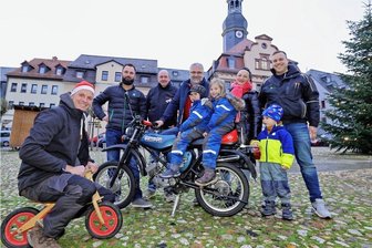Wo Kultmopeds im Landkreis Zwickau die Adventszeit einläuten - Marcus Gräßler (vorn links) organisiert mit Helfern aus Vereinen in Franken und Frohnsdorf die Premiere für das Zweitakt-Lichteln am Samstag auf dem Markt in Waldenburg. 