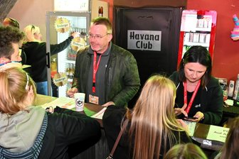 Wo Landrat Sven Krüger an der Bar steht: Die Promis beim Kramba-Festival in Hainichen - Auch Landrat Sven Krüger und Susan Leithoff arbeiteten beim Kramba-Festival an der Bar.
