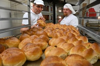 Wo Lehrlinge das Backen, Kochen und Verkaufen lernen - Brötchen, Brot und andere Backwaren werden täglich in der Ausbildungsbäckerei des Don-Bosco-Jugend-Werkes in Burgstädt von Lehrlingen hergestellt.
