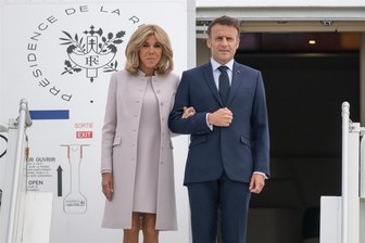 Wo Macron am Montag in Sachsen zu sehen ist - Frankreichs Präsident Emmanuel Macron und seine Frau Brigitte am Sonntag bei der Ankunft in Berlin. Am Montag werden beide in Sachsen erwartet.