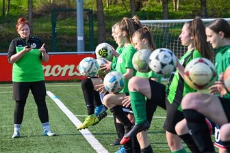 Wo Mädchen auch ohne Jungs gegen den Ball treten können - Fußball als Leidenschaft: Marisa Gelbrich ist Spielerin und C-Juniorinnen-Trainerin beim SV Eiche Reichenbrand. 