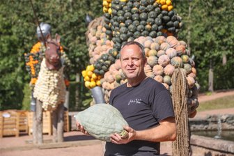 „Wo man auch steht, es ist wunderschön“: Wie sich ein Kürbis-Fan aus Schwaben in den Schlosspark Lichtenwalde verliebte - Stefan Hinner ist Geschäftsführer des deutschen Ablegers der Jucker Farm und hat die Kürbisausstellung im Schlosspark Lichtenwalde gestaltet.