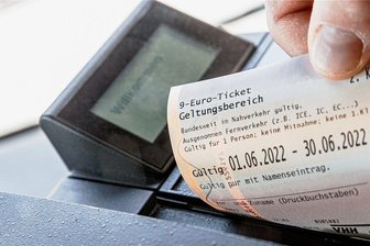 Wo man das 9-Euro-Ticket kaufen kann und wo es gilt - In einigen Städten wie etwa in Hamburg startete der Verkauf der 9-Euro-Tickets bereits am Freitag - nachdem auch der Bundesrat grünes Licht für das Vorhaben gegeben hatte. 