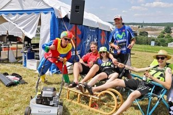 Wo man einen Premiumblick auf den Sachsenring hat - Felicitas Rossel mit Freund Simon Scheuermann, Bruder Julian und Papa Uwe sind nach ihrer ersten Nacht auf dem Ankerberg bester Dinge. Zeltplatz-Nachbar Marco Grünberg (links) hat sich den Rasenmäher ausgeborgt.