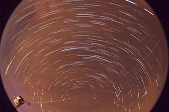 Wo man im Vogtland am besten Sternschnuppen sehen kann - Die Zeitraffer-Aufnahme über zwei Stunden wurde am 12. August 2021 gemacht. Sie zeigt den Himmel über der Sternwarte mit mindestens fünf Sternschnuppen (vertikale Linien) und zwei Satelliten. Die langen Spuren sind Sterne in Bewegung. Foto: Olaf Graf
