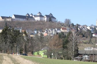 Wo man kurfürstlich nächtigen kann - Hoch oben thront die Augustusburg, an der neue Stellplätze für Wohnmobile eingerichtet sind. Mit der Umsetzung von neuen Ideen will man den Gästen noch mehr Lust auf einen Besuch machen. 