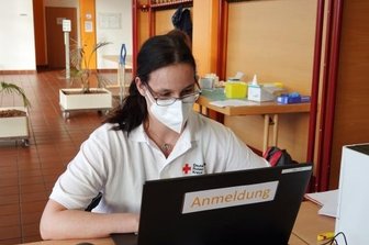 Wo man sich im Landkreis Zwickau gegen Corona impfen lassen kann - Ramona Schumann gehört zum Team, das für den Landkreis auf Impftour ist. Das wechselt wöchentlich zwischen Wilkau-Haßlau und Glauchau.