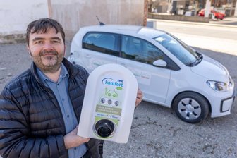 Wo Mieter in Treuen bald ihr Elektroauto laden können - Auf der Abrissfläche Innere Herlasgrüner Straße 34 plant die Treuener Wohnungsverwaltungsgesellschaft TWV Stellplätze, drei davon sind für Elektroautos vorbereitet: Mieter können sich dort eine Wallbox genannte Ladestation installieren, wie sie TVW-Geschäftsführer Alexander Spitzner zeigt.