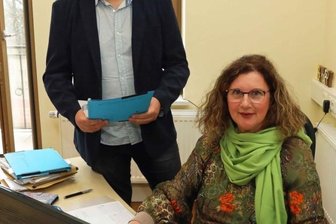 Wo Migranten Hilfe bekommen - Karsten Brückner und Sabine Löhmer arbeiten im Integrationsbüro am Johannisplatz in Werdau bei der Betreuung von Migranten Hand in Hand. 