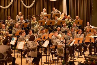 Wo Musik gelebt wird: Markneukirchen als  "Landmusikort des Jahres" geehrt - Das Sinfonie- und das Blasorchester des Stadtorchesters Markneukirchen gaben am Samstag ein begeisterndes Konzert in der Musikhalle. Im Foto: das Blasorchester unter Leitung von Jochen Krebs. 